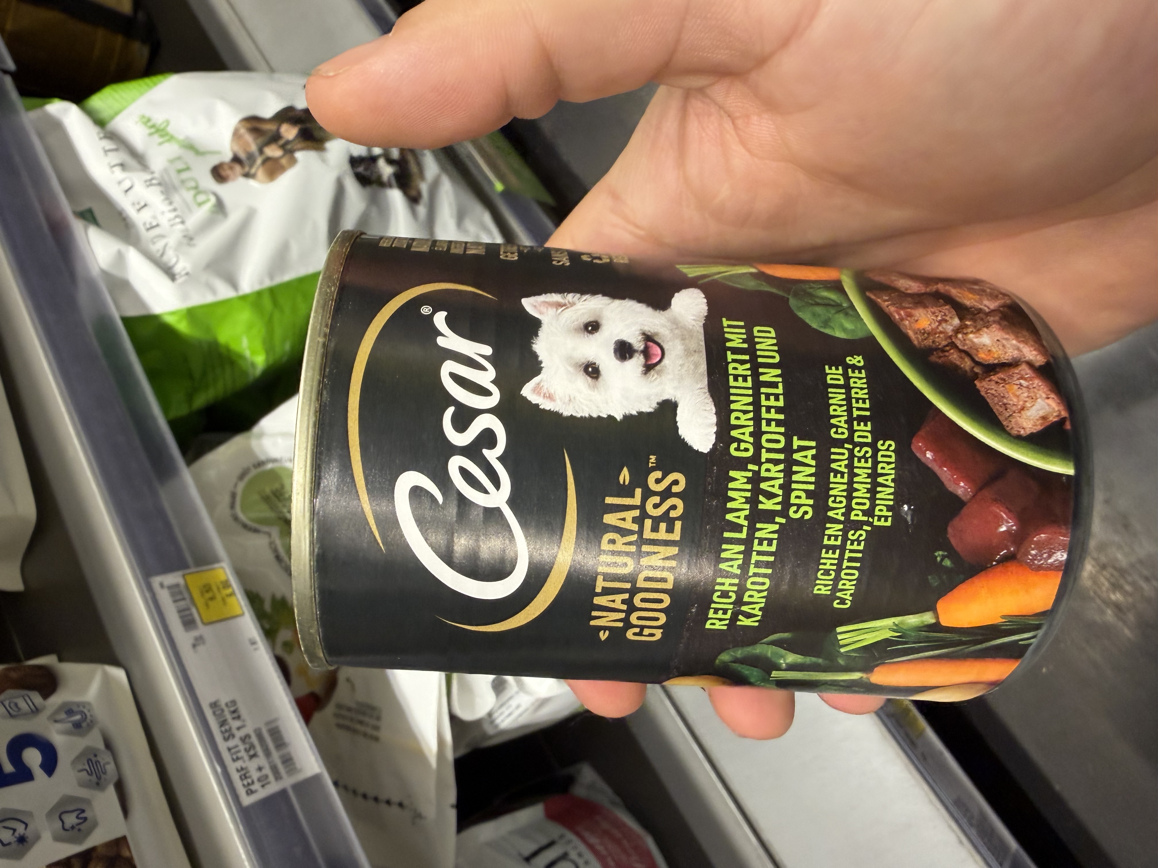 Cesar Natural Goodness Reich an Lamm, garniert mit Karotten, Kartoffeln und Spinat