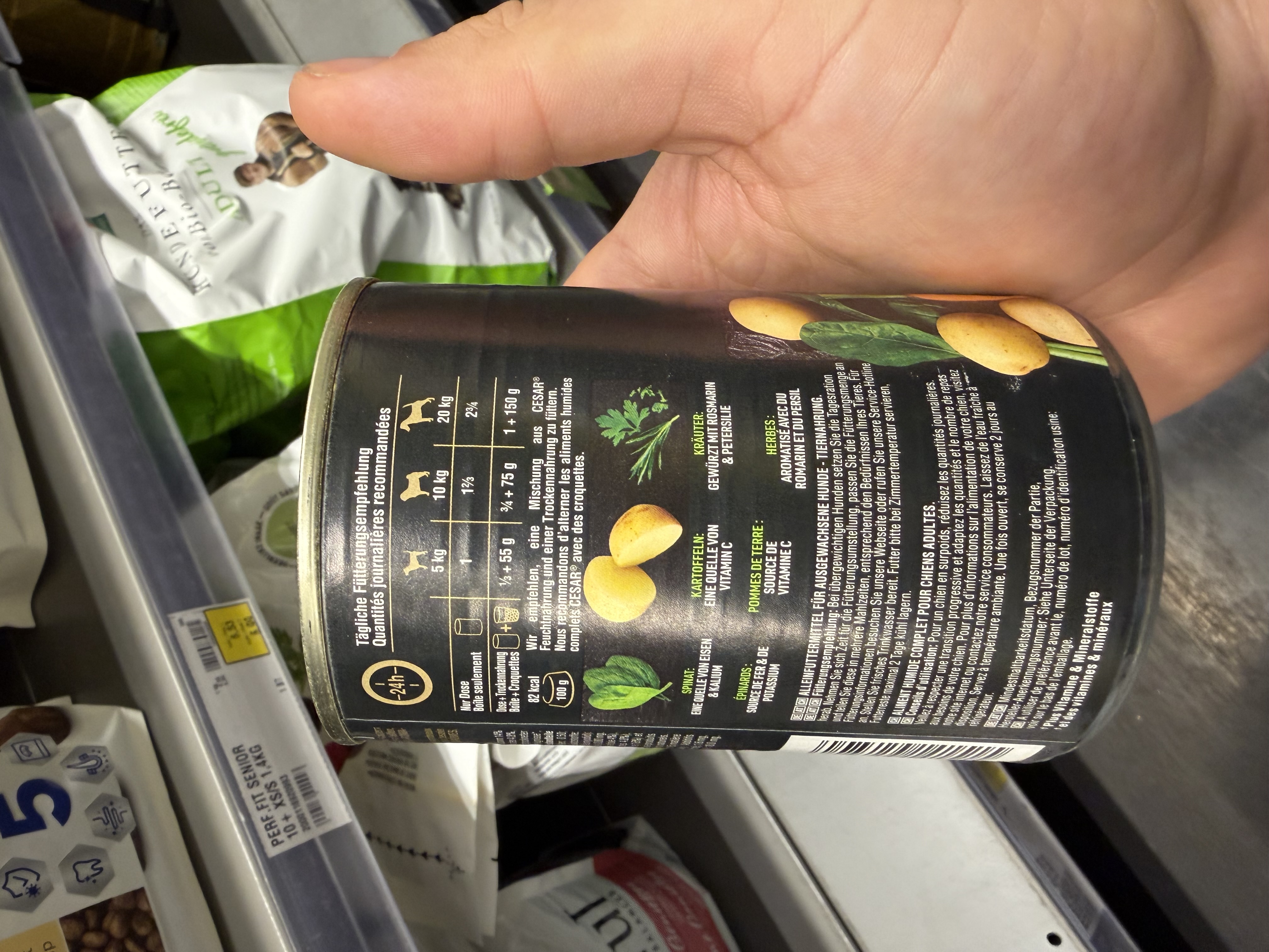 Cesar Natural Goodness Reich an Lamm, garniert mit Karotten, Kartoffeln und Spinat – Ansicht 3