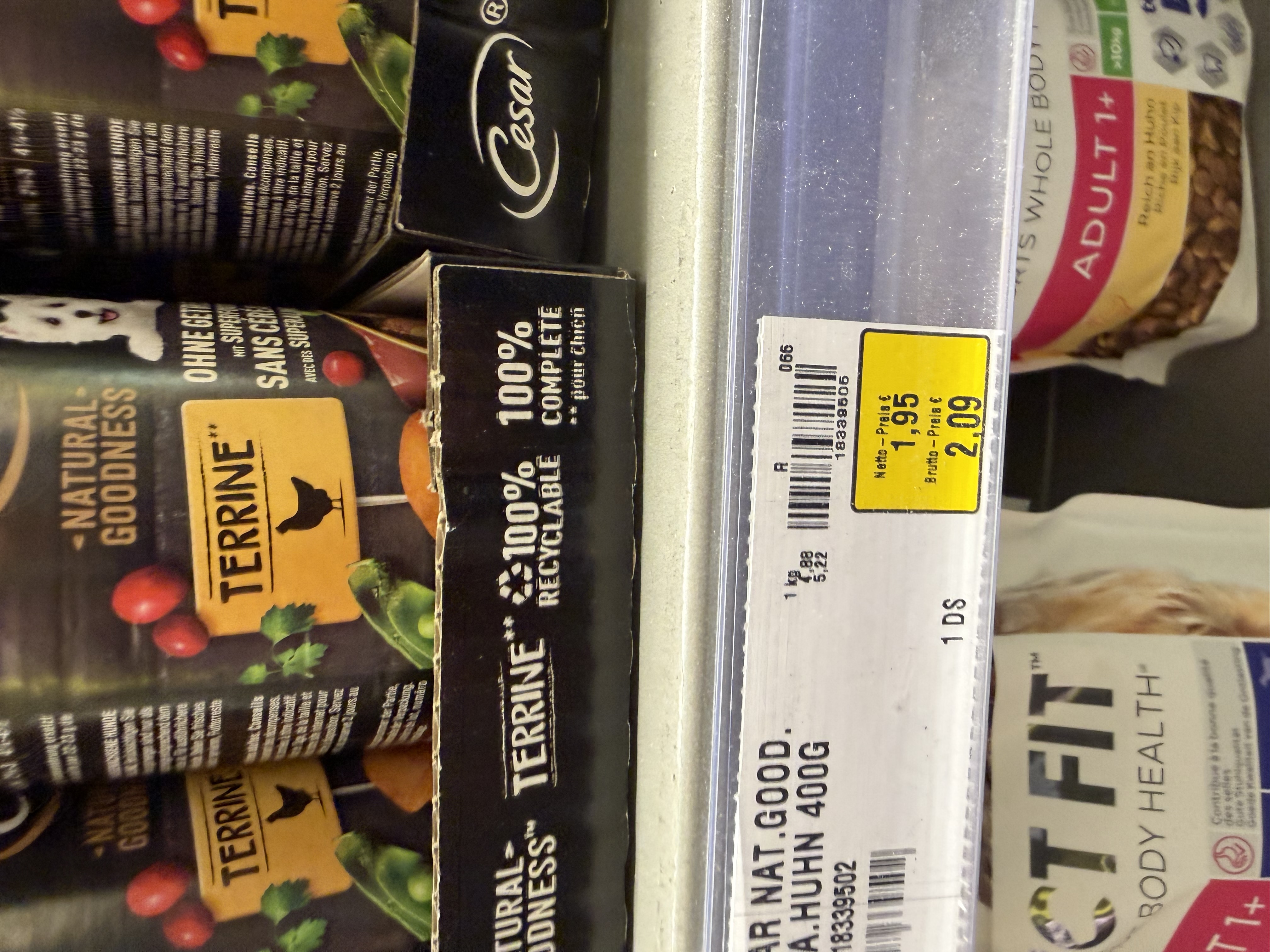 Cesar Natural Goodness Terrine Reich an Huhn, garniert mit Süßkartoffeln, Erbsen und Cranberry – Ansicht 2